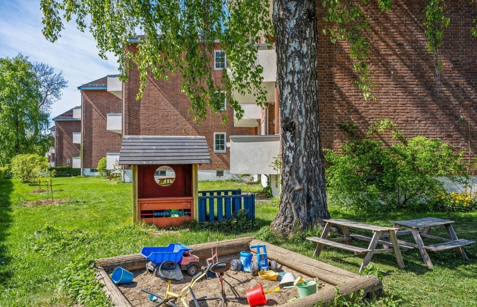 Flotte fellesområder pent opparbeidet med plen, prydbusker, trær og lekeplass for de minste. Galleribilde