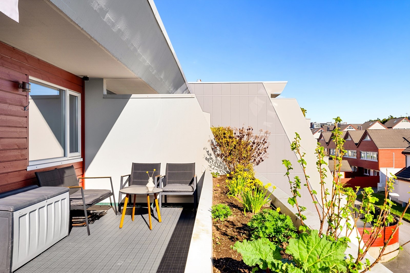 Fra stuen er det direkte utgang til en større terrasse - perfekt for utemøbler, grill og hyggelige stunder i solen. Galleribilde