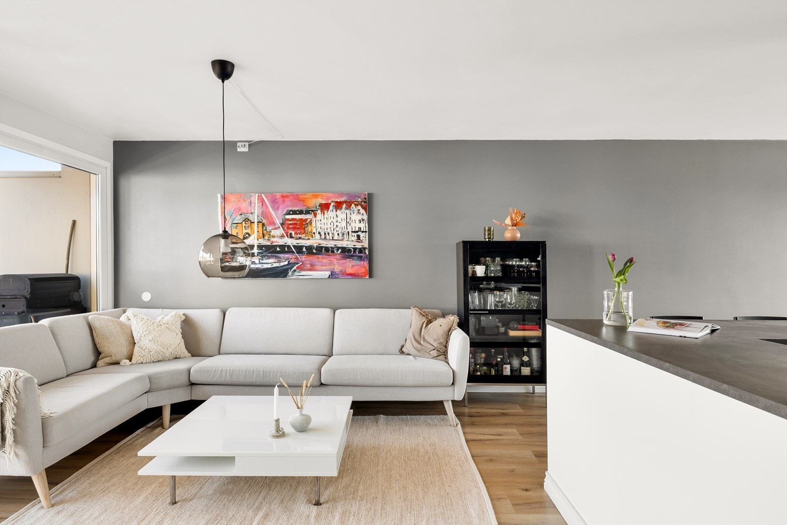 Leiligheten er modernisert de siste årene med blant annet sparklet og malt vegger samt byttet gulv og lister. Galleribilde