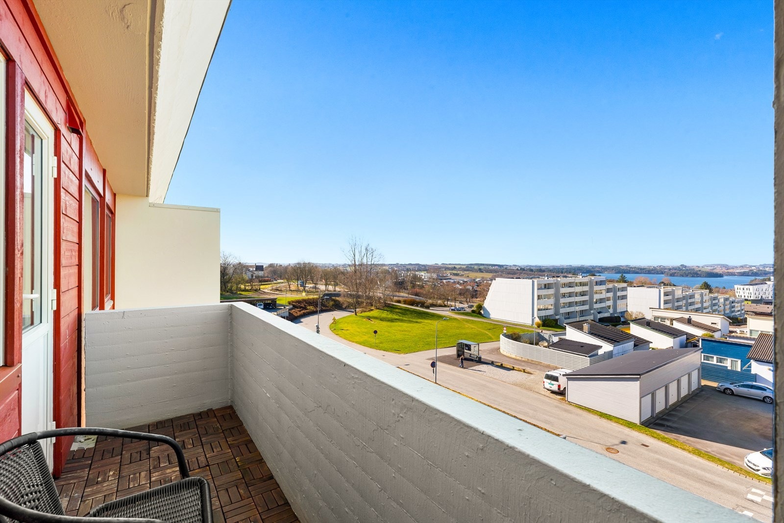 Fra hovedsoverommet er det utgang til en liten luftebalkong med nydelig utsikt. Galleribilde