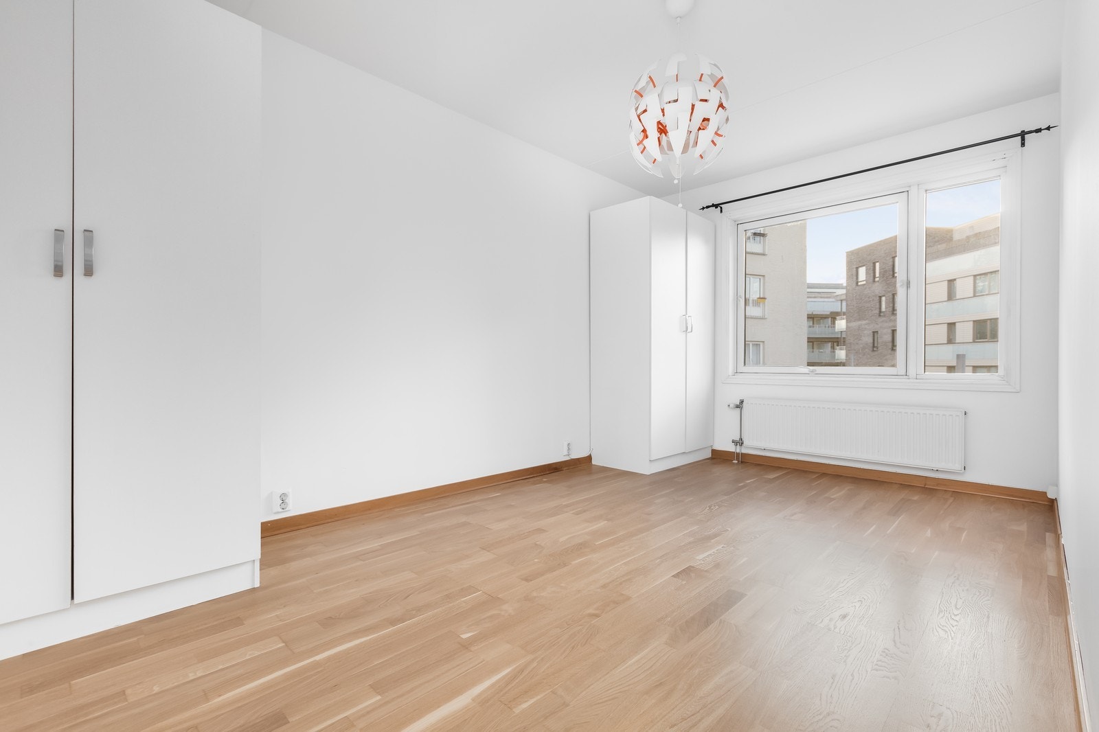 Hovedsoverom med garderobeskap og tilgang til invendig bod Galleribilde