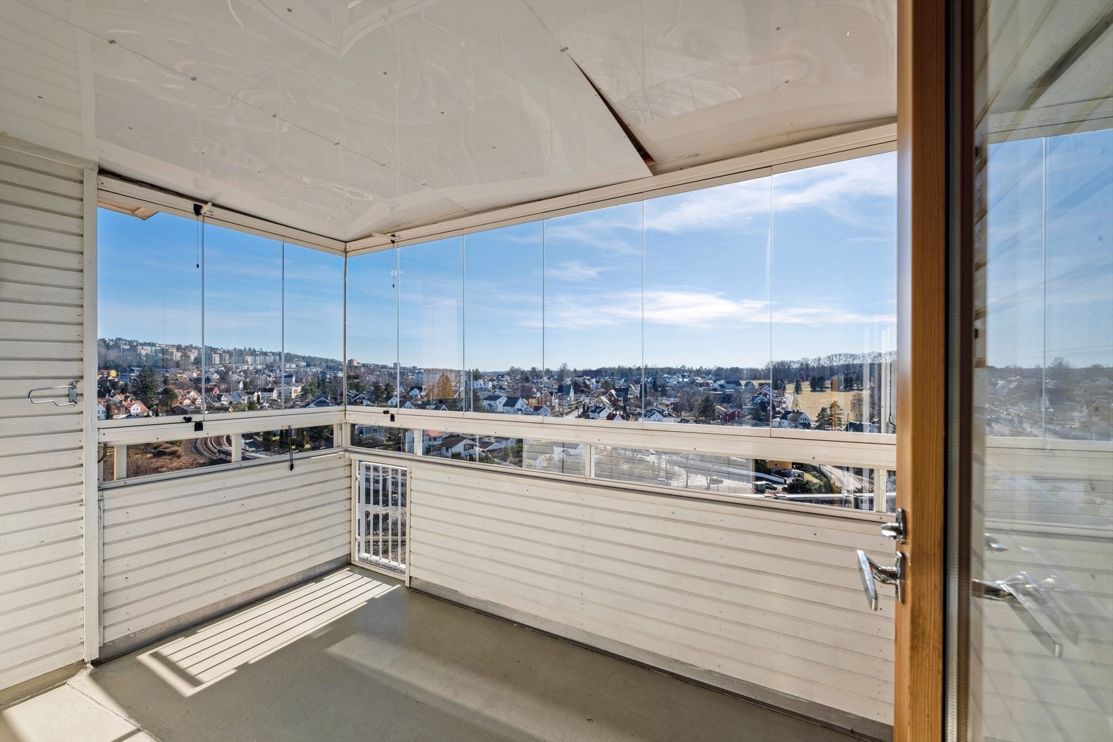 Med en beliggenhet i 10. etasje kommer du godt over omkringliggende bebyggelse, noe som gir deg spektakulære sol- og utsiktsforhold. Galleribilde