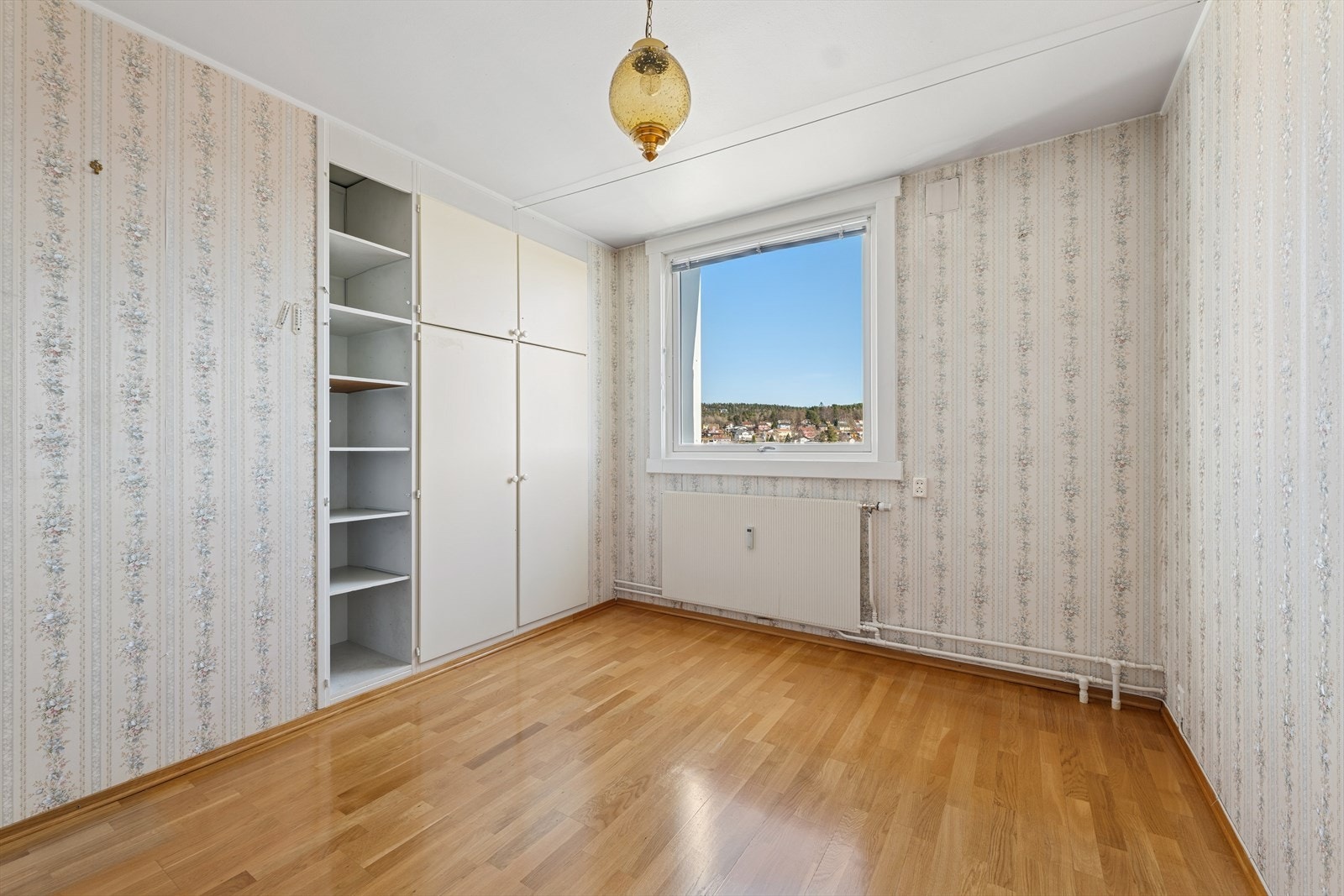 Her finner du god plass til å møblere med en stor seng og øvrig møblement. Galleribilde