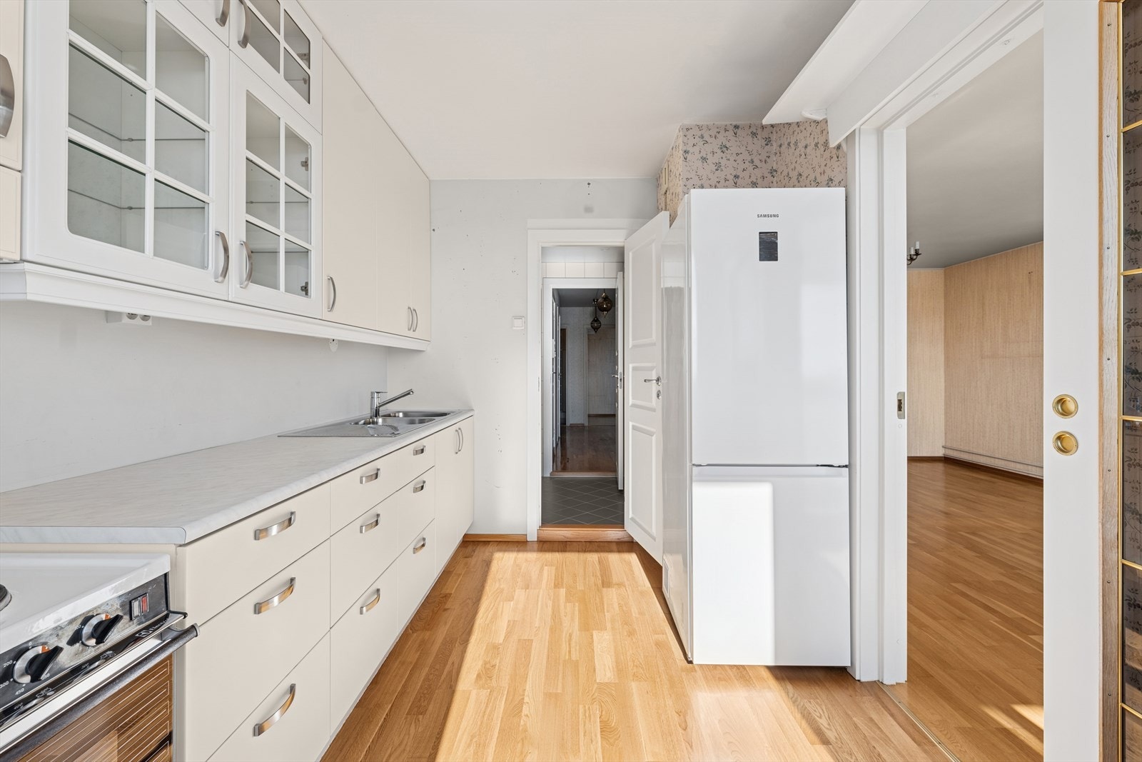 Innredningen har plass til frittstående komfyr og kombiskap. Galleribilde