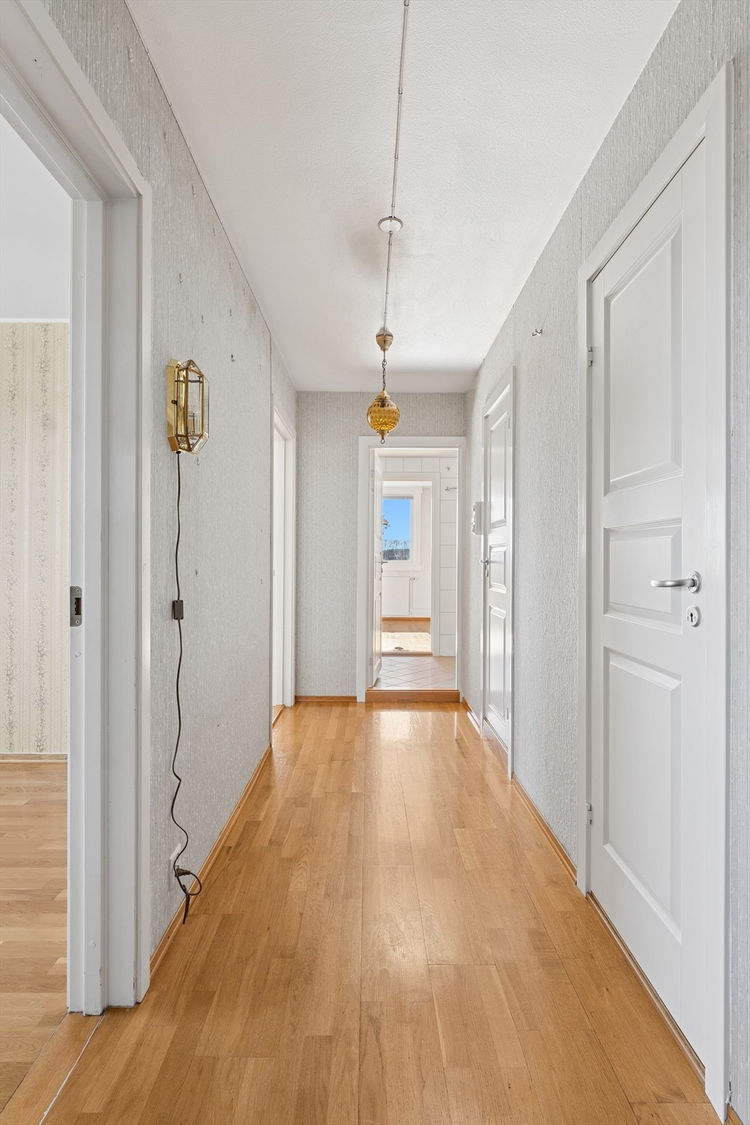 Fra gangen har du tilknytning til de to soverommene i leiligheten. Galleribilde