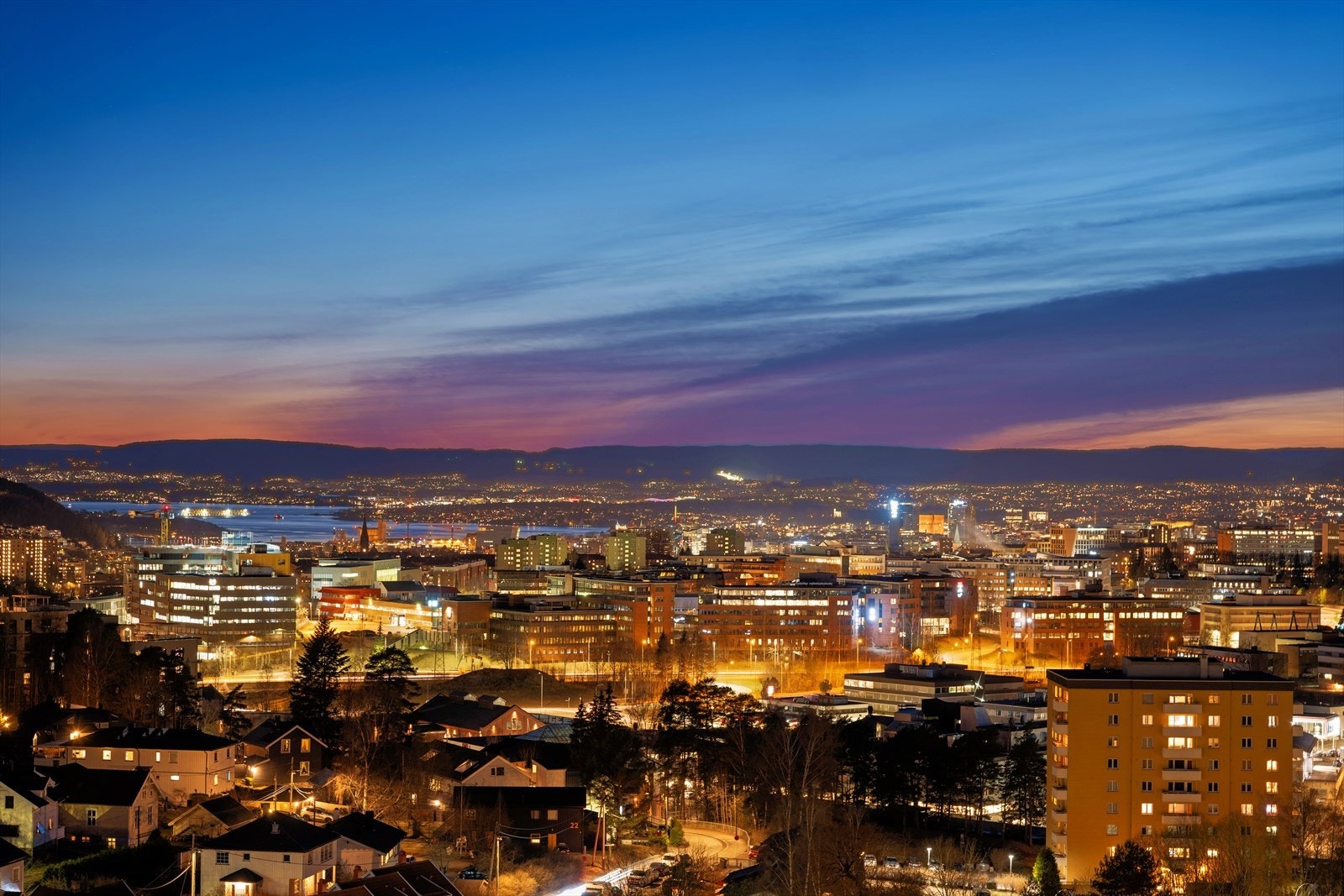 Velkommen til Sigrid Undsets vei 5 og denne romslige 3-romsleiligheten med nydelig utsikt og beliggenhet på Tveita! Galleribilde