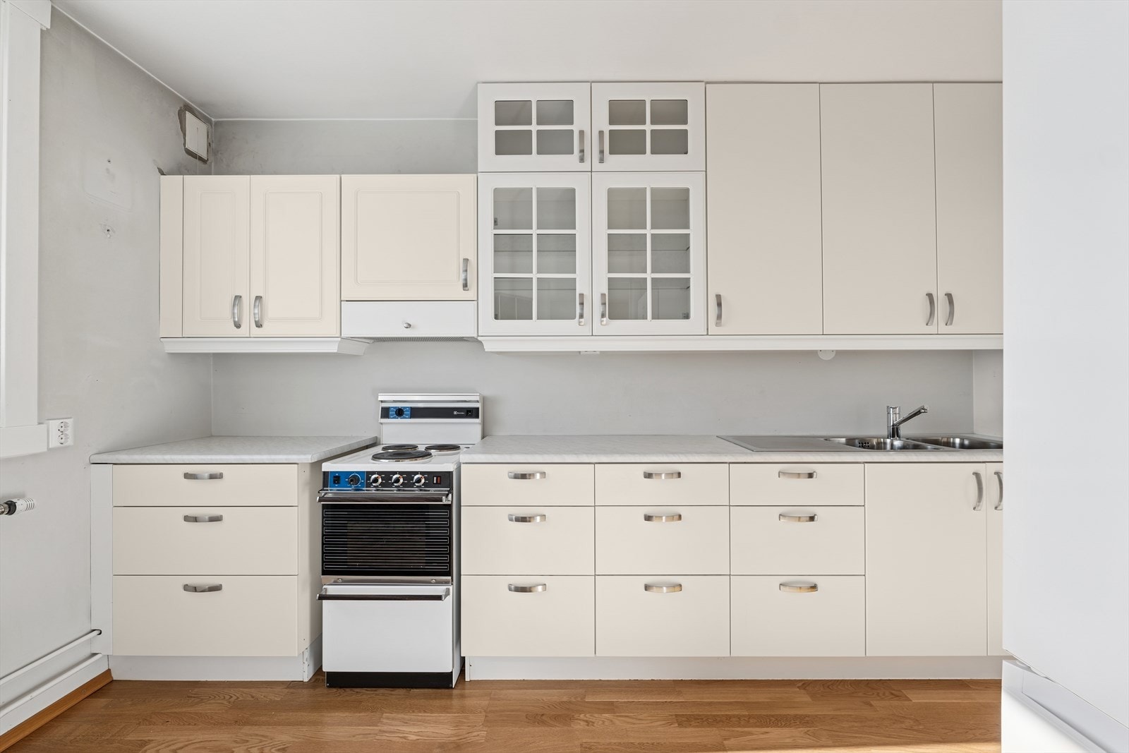 Kjøkkenet har en relativt tidløs innredning som er praktisk bygget med skap, skuffer og benkeplass. Galleribilde