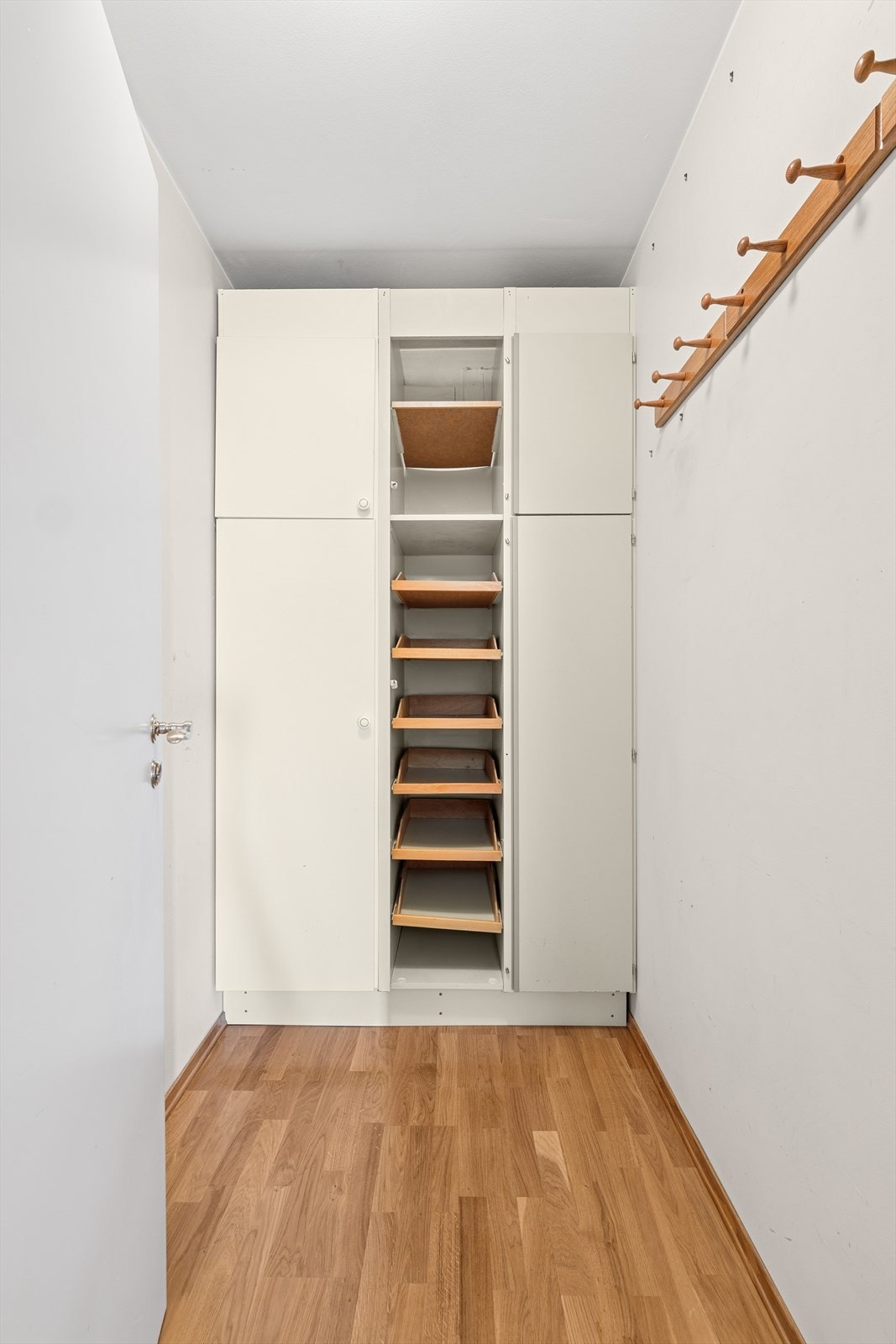 I boden er det montert garderobeløsning og oppheng for yttertøy. Galleribilde