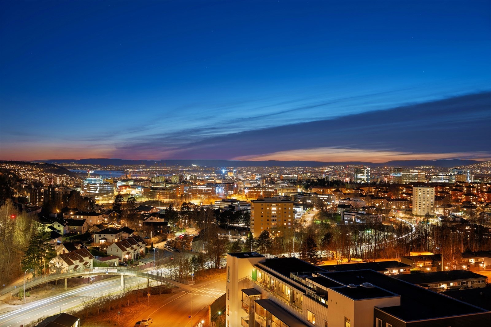 Balkongen er sørvestvendt og har utsikt i retning bl.a. Bryn, Ekeberg og Gamle Oslo. Galleribilde
