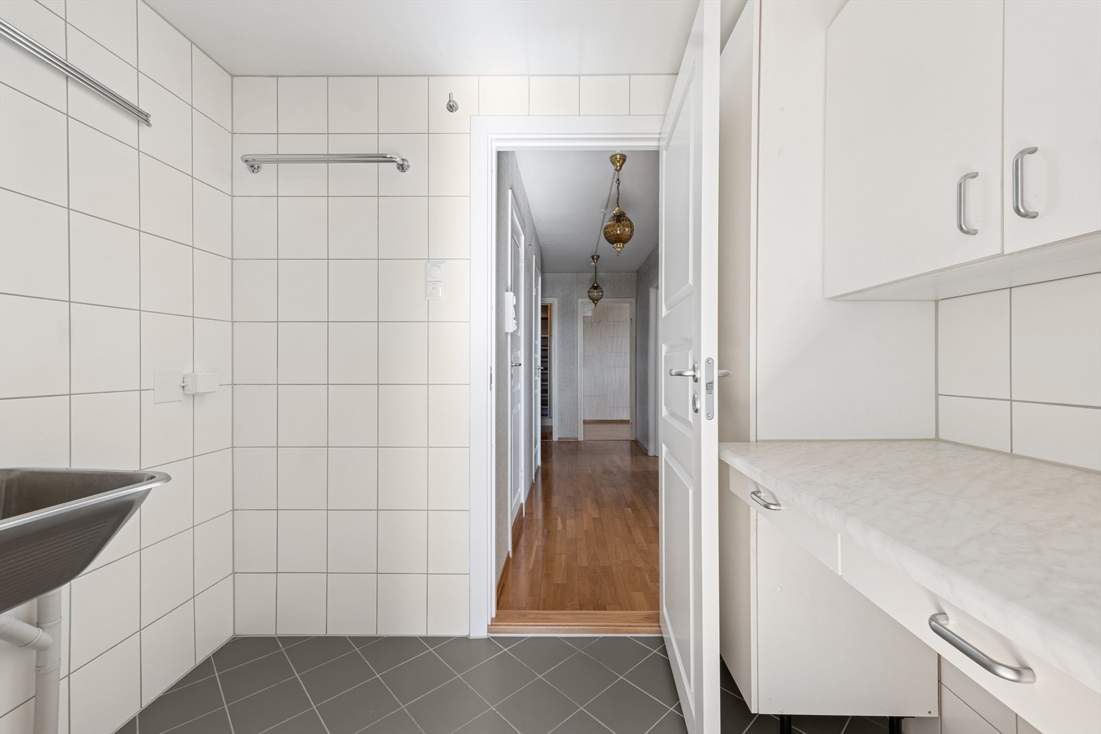 Her er det også montert innredning med lagrings- og benkeplass - svært praktisk for deg som liker orden på klesvasken! Galleribilde