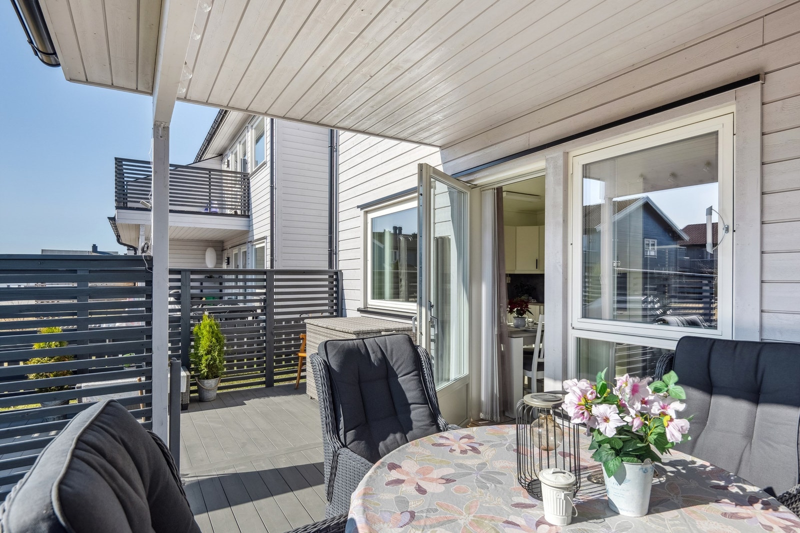 Utgang til romslig overbygd terrasse. Galleribilde