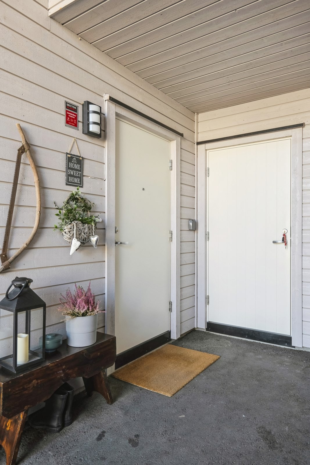 Hyggelig inngangsparti med tilgang til egen utvendig bod Galleribilde