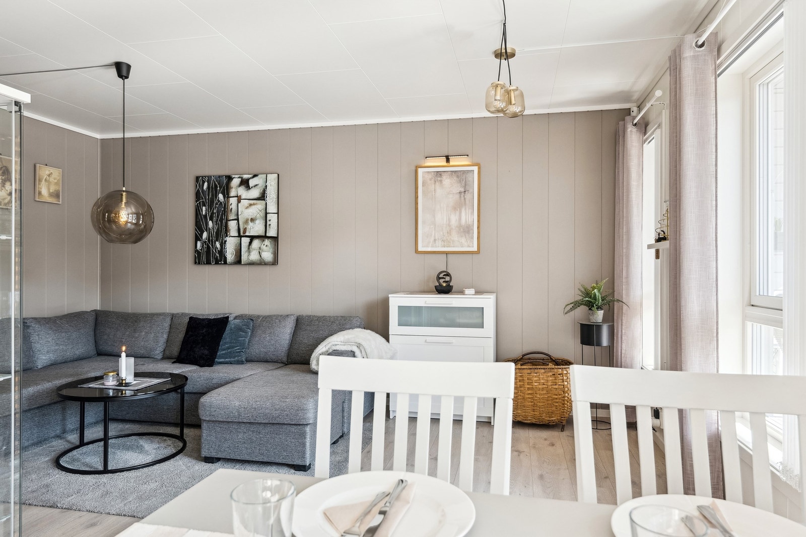 Lys stue i vinkel med åpen løsning til kjøkkenet. Det er fin plass for både sofagruppe og spisestue. Galleribilde