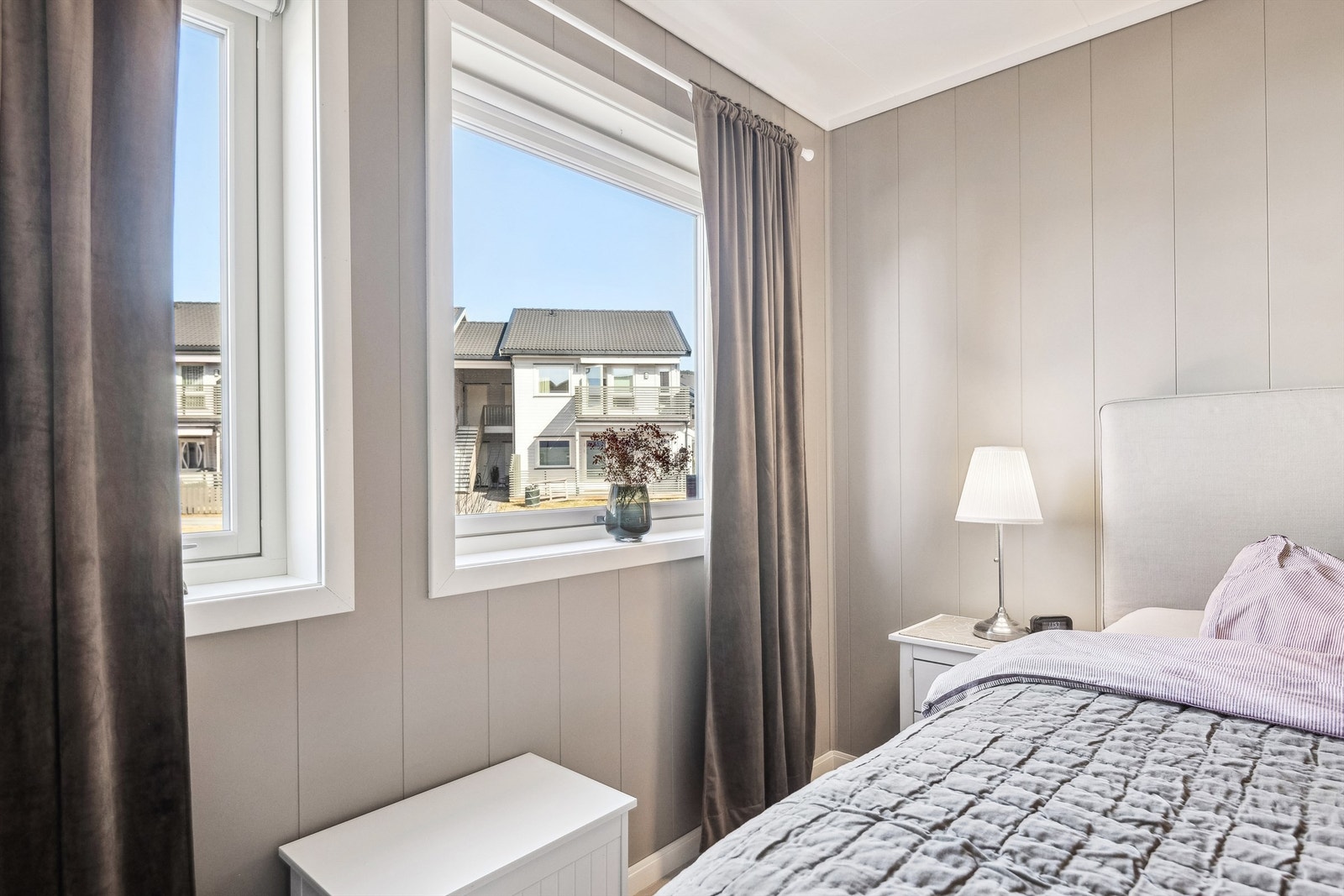 Soverom med store vindusflater og gode luftemuligheter. Galleribilde