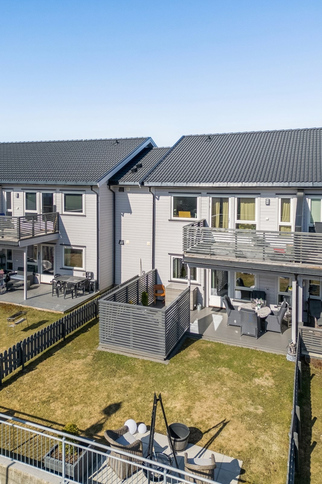 God plassering i feltet gir uteplasser på begge sider av boligen, med sol fra morgen til kveld. Galleribilde