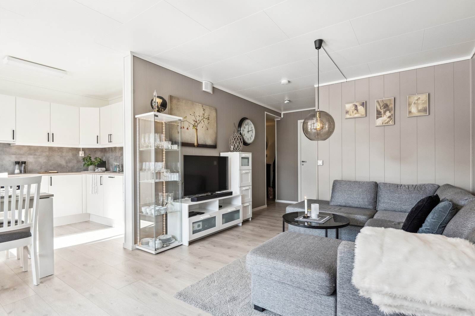 Innvendig har leiligheten delikate laminatgulv, malte plater i en fin gråtone på veggene og himlingsplater i taket. Galleribilde