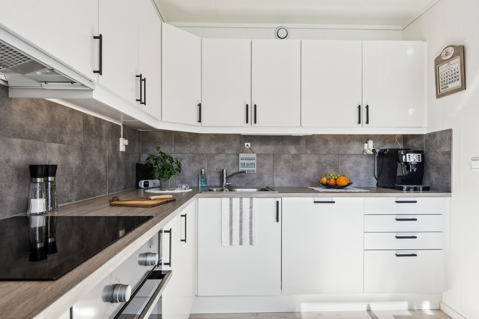 Kjøkkenet er utstyrt med integrerte hvitevarer. Galleribilde