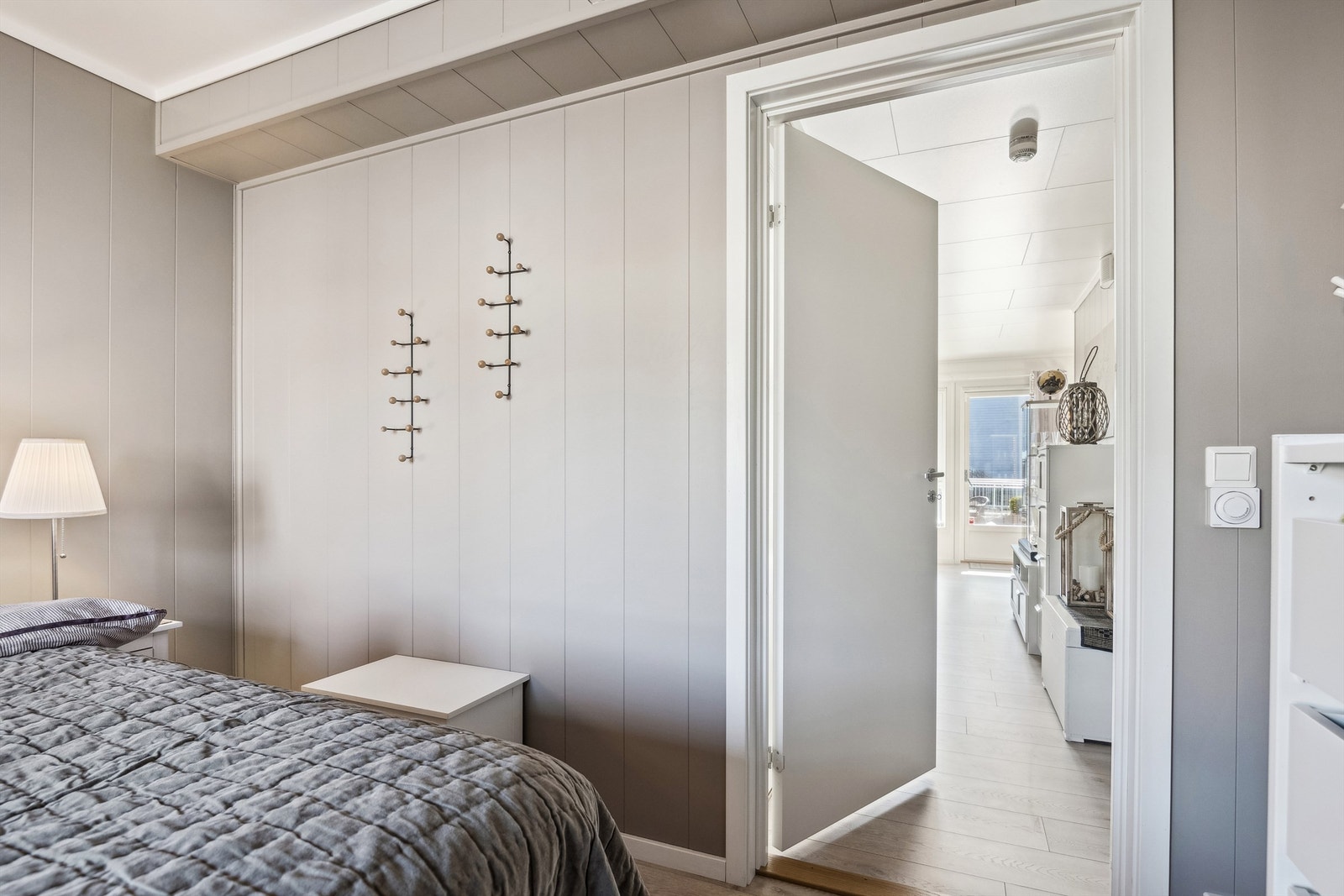 Hovedsoverommet er i god størrelse med fin plass for dobbeltseng. Galleribilde