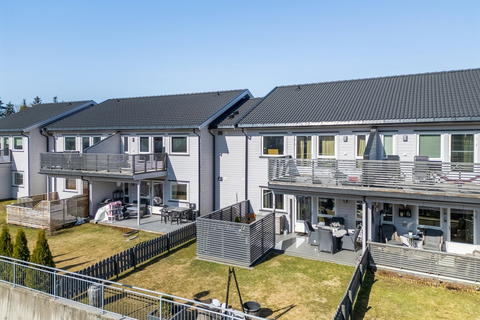 Leilighet i 1.etasje med eget uteareal og fint beliggende i et rolig og populært boligfelt med kort gangavstand til skoler. Galleribilde