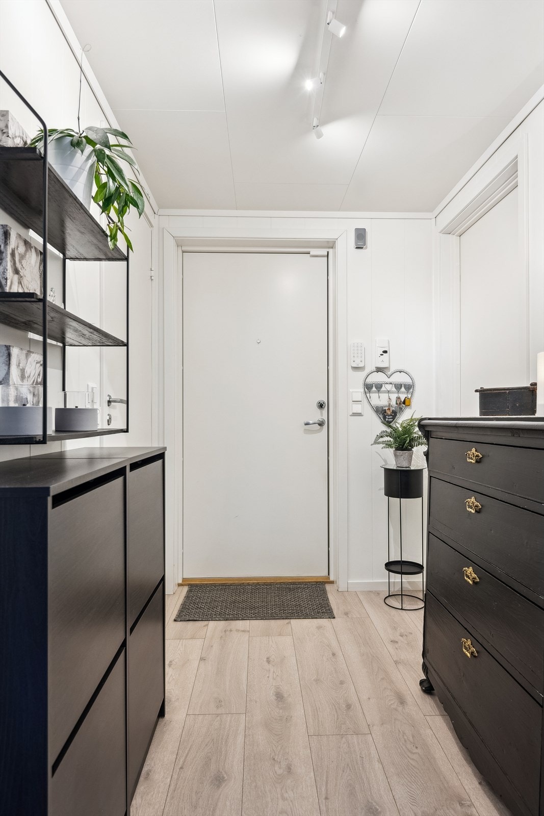 Leiligheten i 1.etasje inneholder entré med tilgang til to soverom, baderom, bod, stue med åpen løsning til kjøkken. Galleribilde