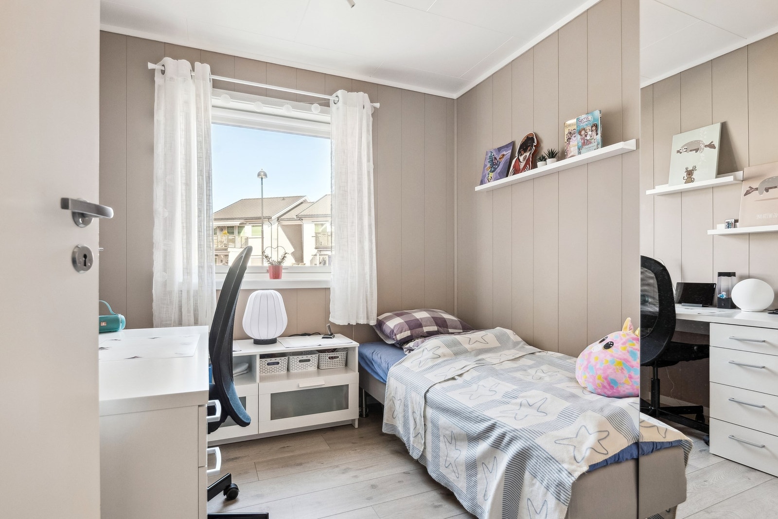 Soverom 2 er lyst og trivelig Galleribilde