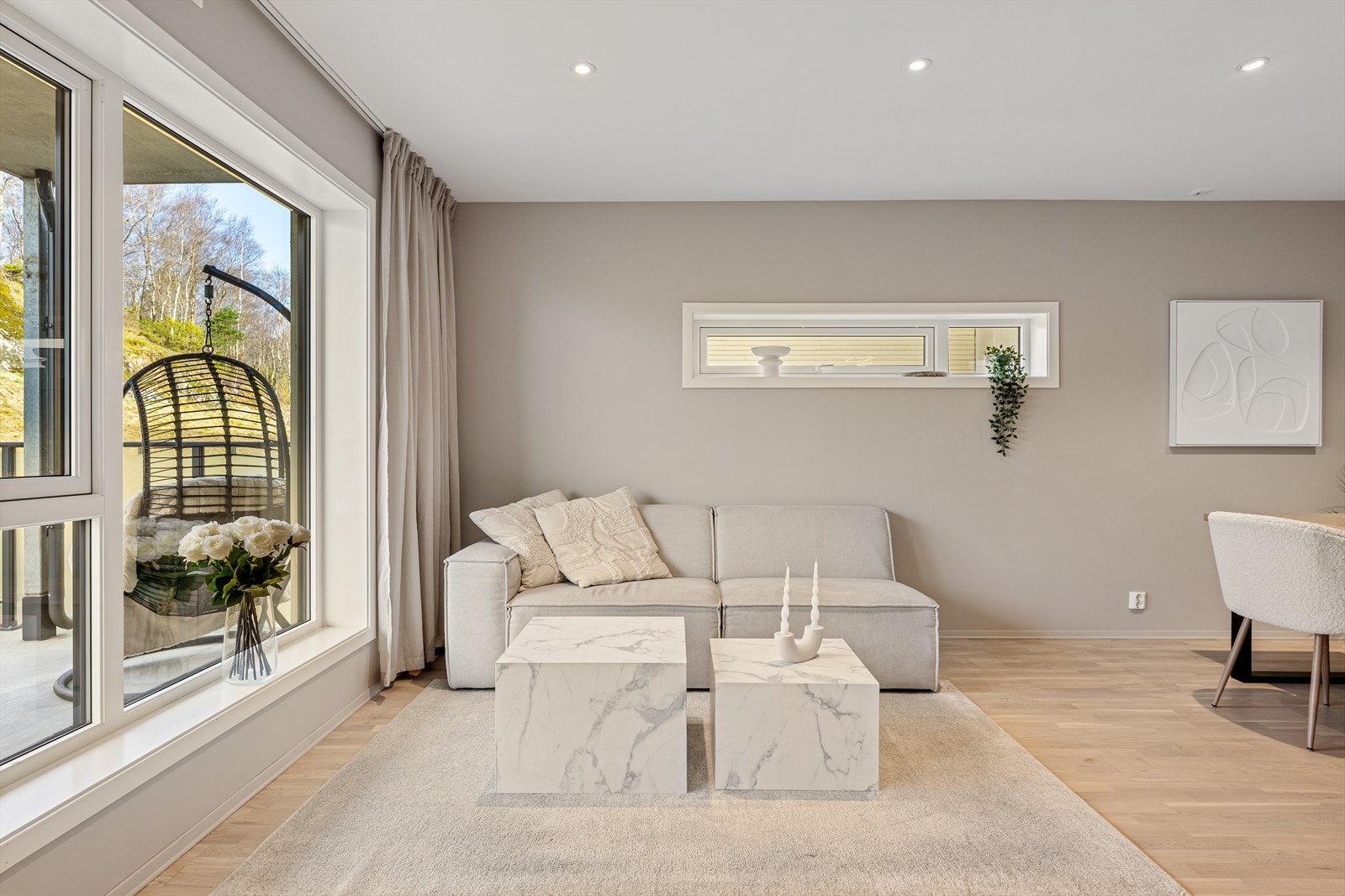 - Leiligheten har et innvendig areal på 86 m² som består av entré, tre soverom, bad, stue/kjøkken og bod - Galleribilde