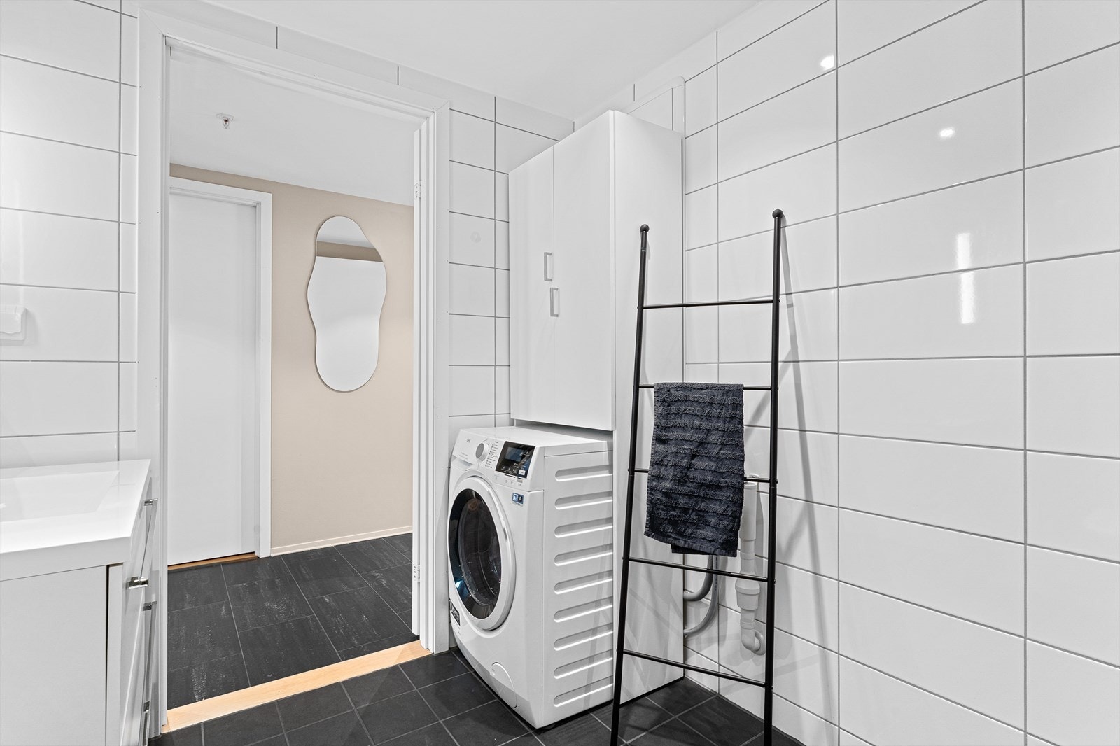 - Badet har også opplegg for vaskemaskin - Galleribilde