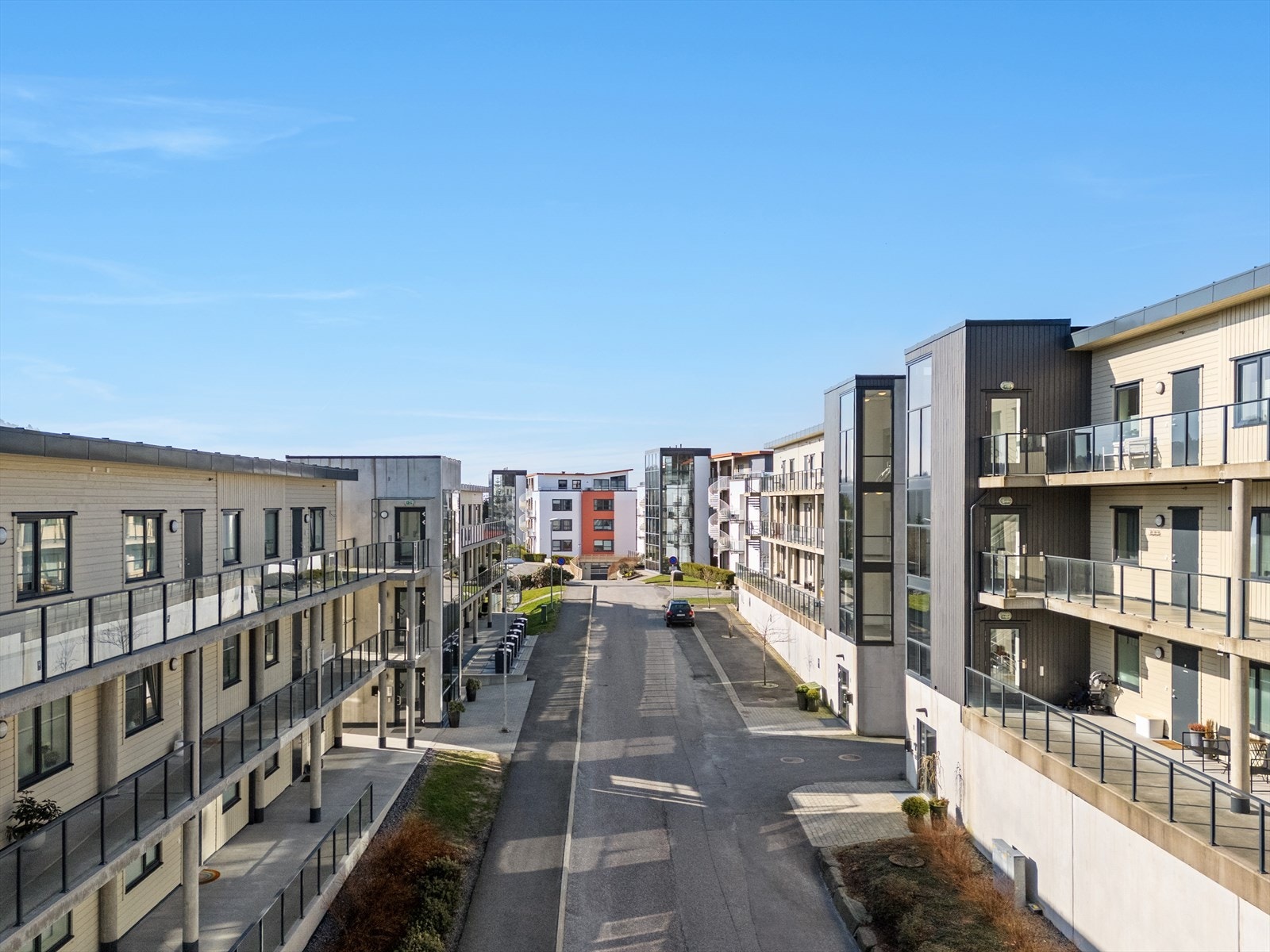 - Gjesteparkering er godt ivaretatt med tre plasser i hver garasje, fire plasser mellom byggene og fem-seks plasser langs nummer 18 - Galleribilde