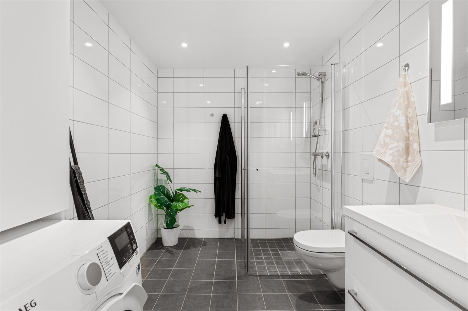 - Lyst og helfliset bad på 5,7 m² - Galleribilde