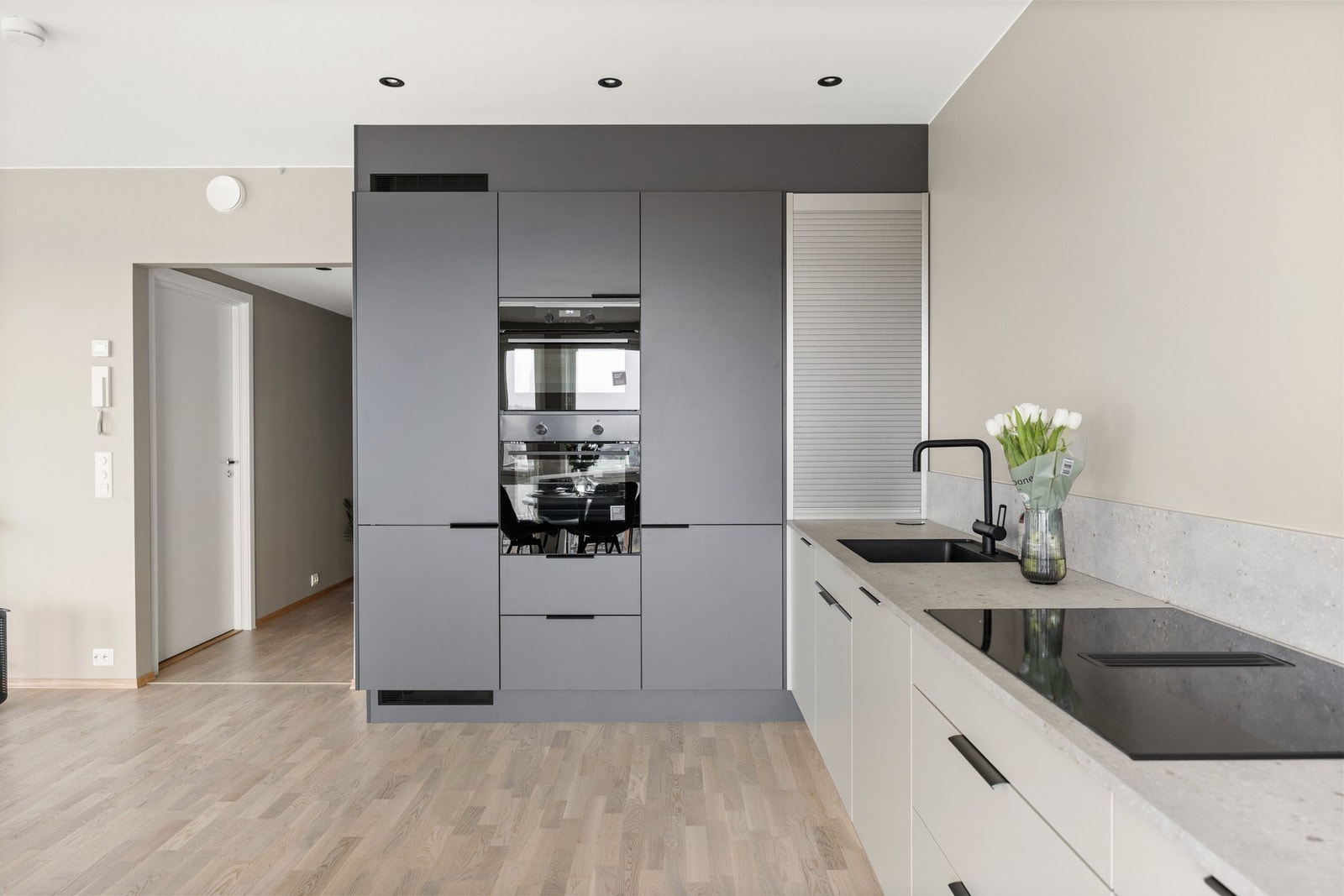 Smarte og praktiske løsninger som f. eks sjalusiskap i hjørnet hvor man kan lage seg en kaffenisje, samt stekeovn og kombinert mikro-/varmluftsovn i arbeidshøyde. Galleribilde