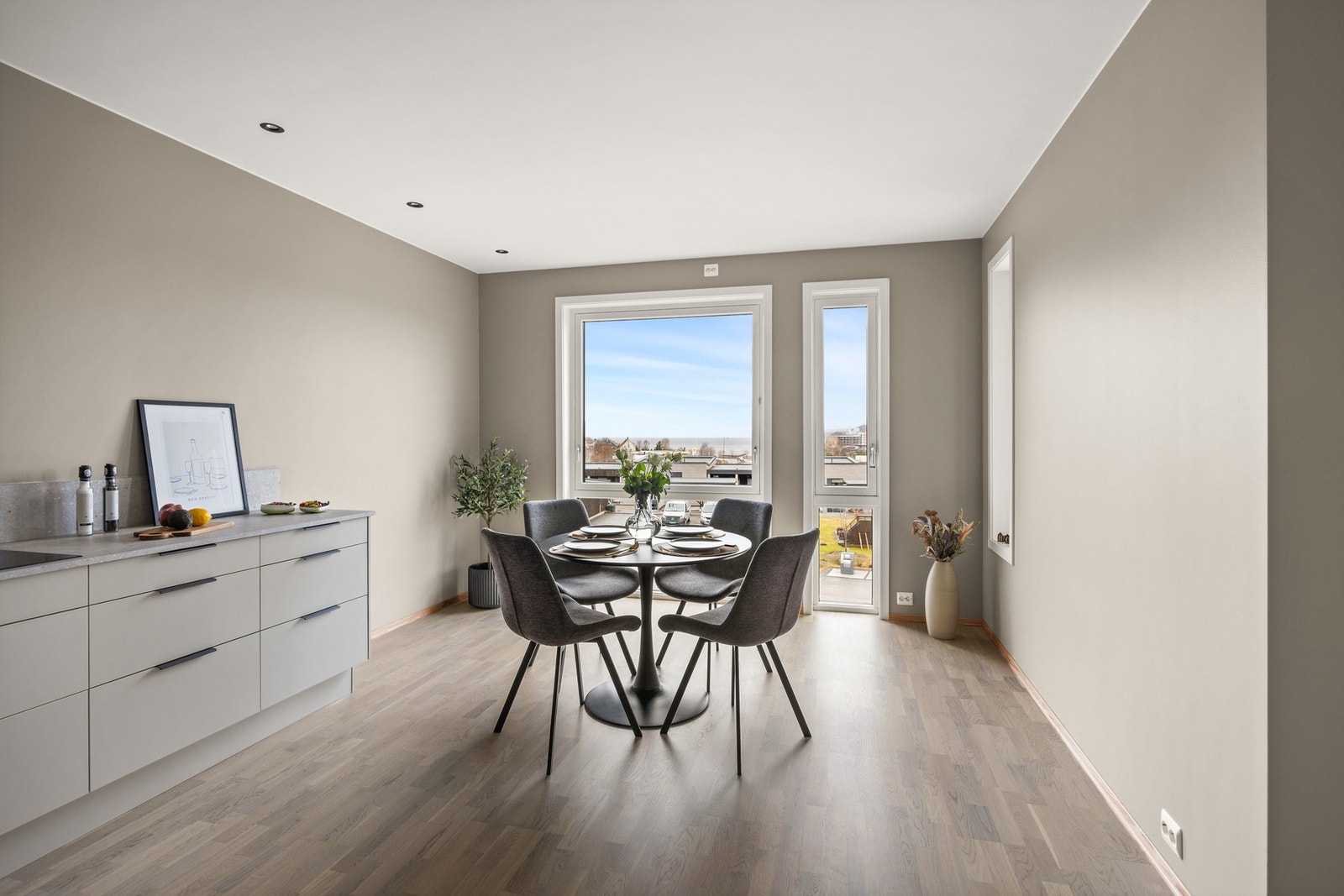 Her kan man nyte både utsikt og et godt måltid! Galleribilde