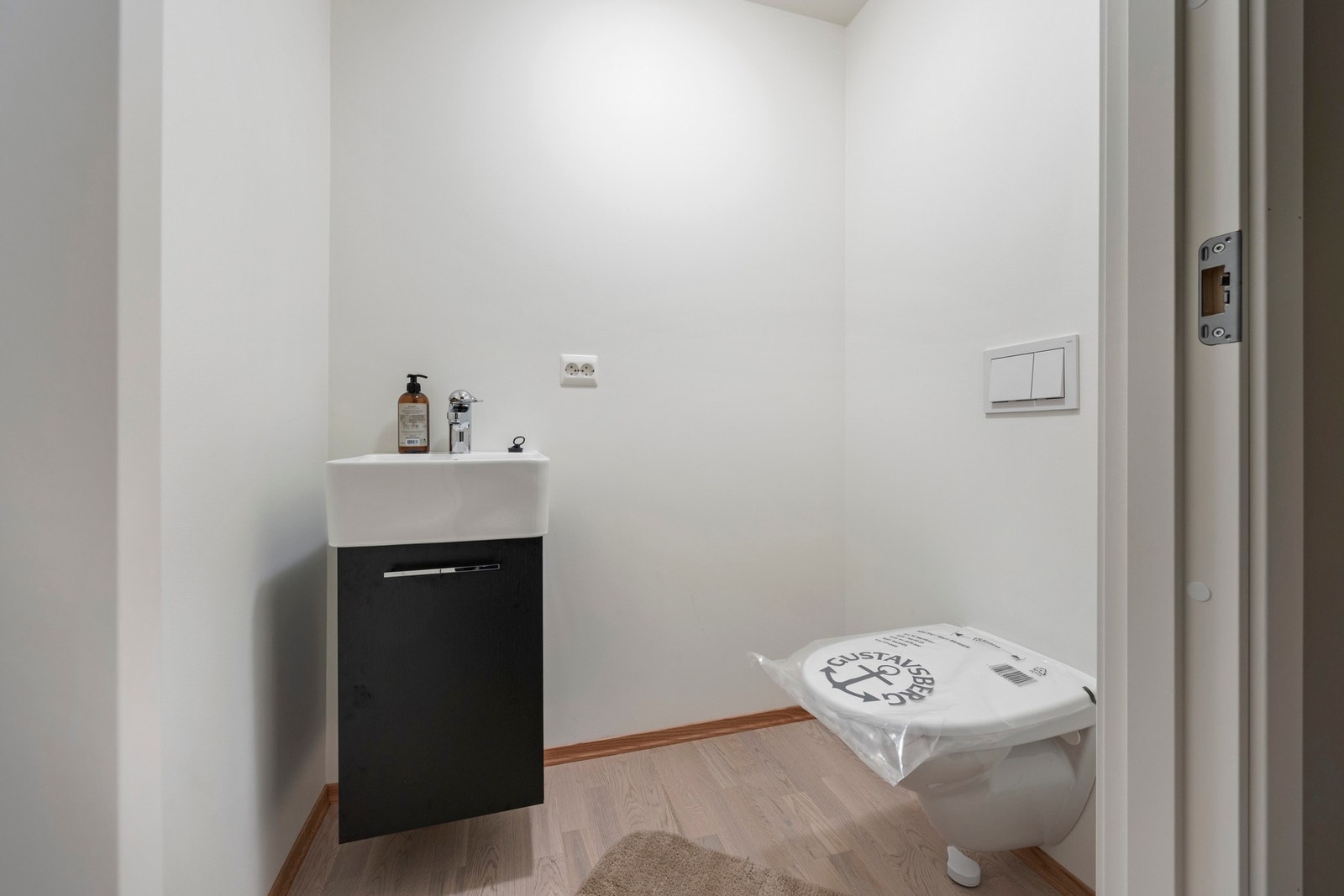 WC - ca 1,5 kvm. Galleribilde