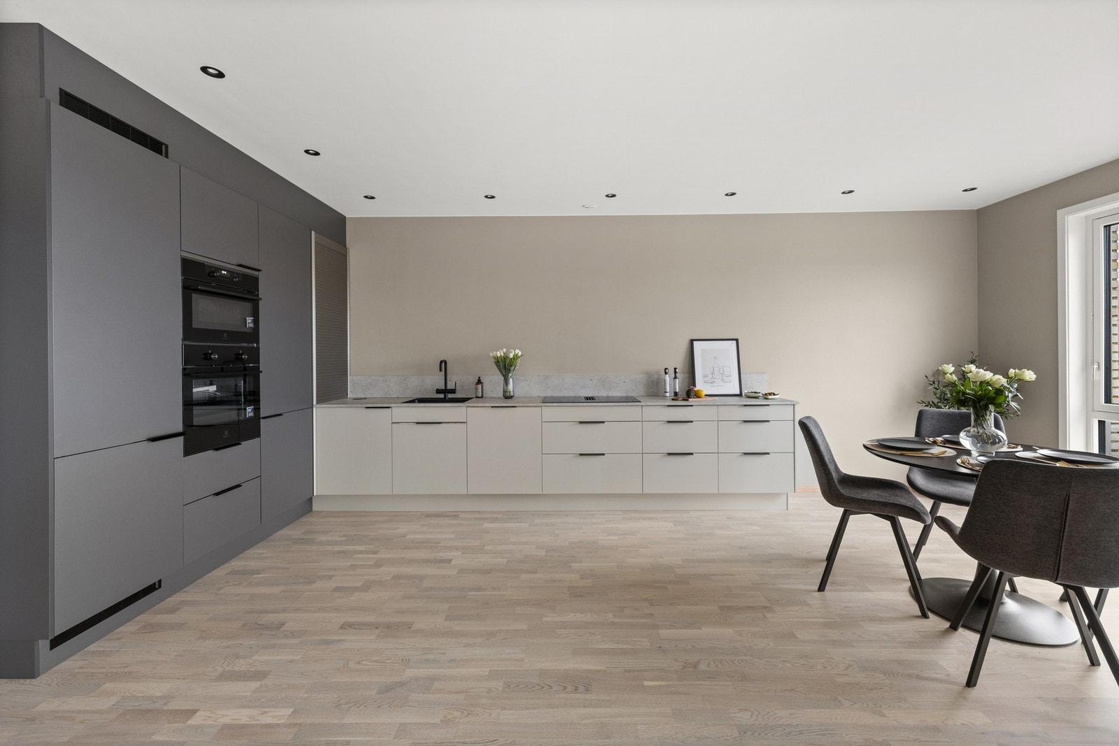 Moderne kjøkkeninnredning med et eksklusivt preg. Galleribilde