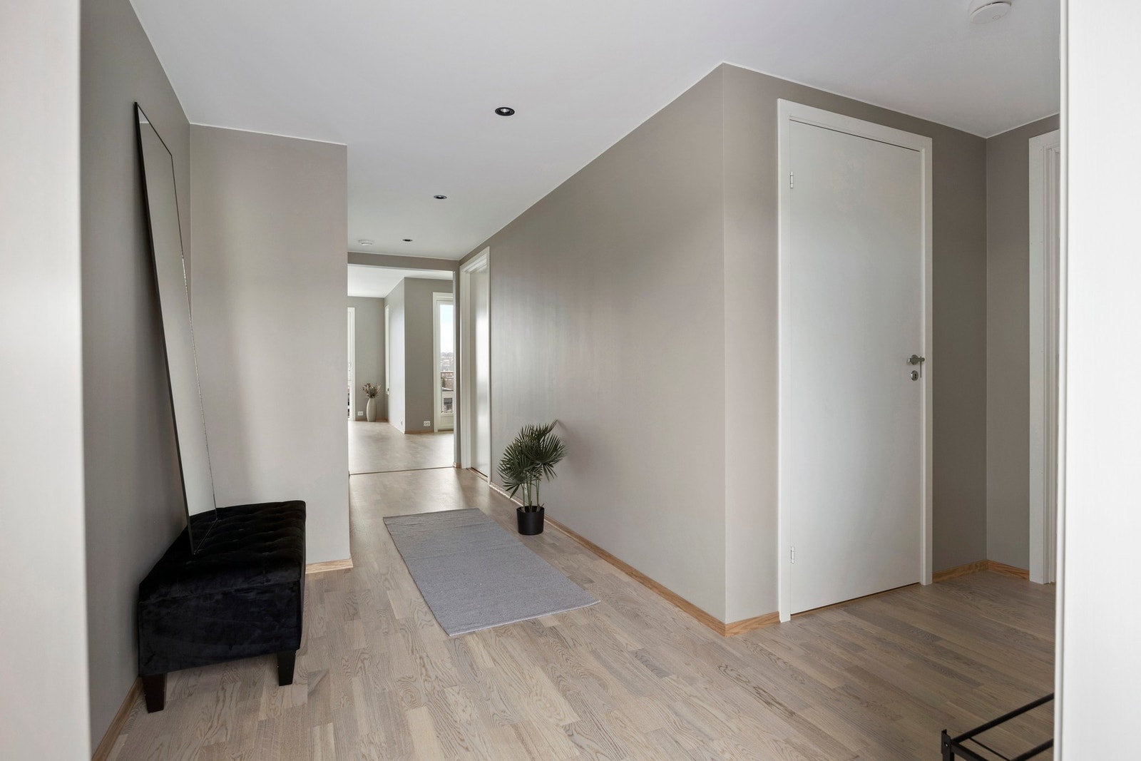 Entré - ca 12 kvm. Galleribilde