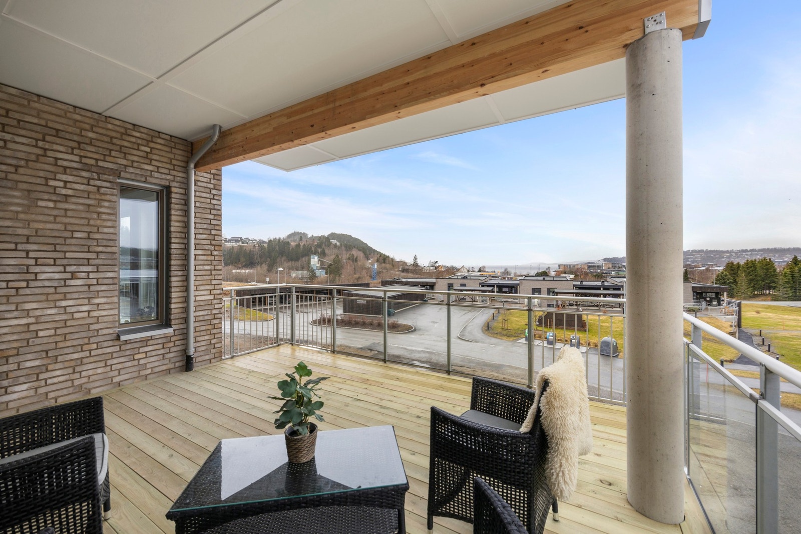 Fra stuen er det utgang til balkong på ca 20 kvm. Galleribilde