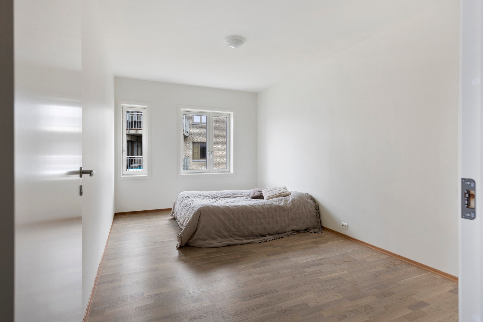 Hovedsoverommet generøs størrelse (ca 14,5 kvm) med god plass til seng, nattbord og garderobeløsning Galleribilde