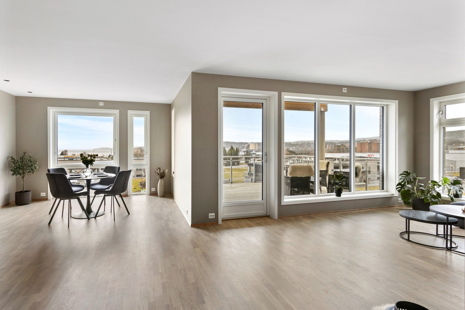 Stue og kjøkken - ca 41 kvm. Store vindusflater som lar den vakre utsikten stå i fokus. Galleribilde