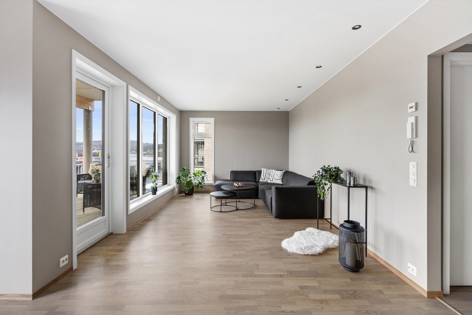 Leiligheten er holdt i delikate farge- og materialvalg. Vannbåren gulvvarme i stue, kjøkken og gang. Galleribilde