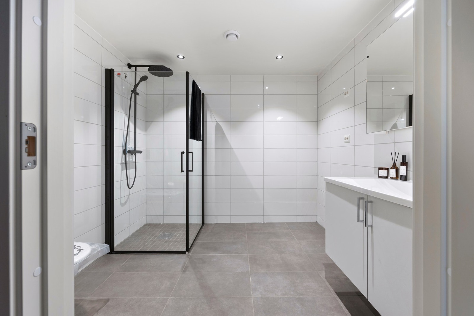 Bad - ca 6 kvm. Utstyrt med servantskap, toalett, dusjdører og opplegg for vaskemaskin. Galleribilde