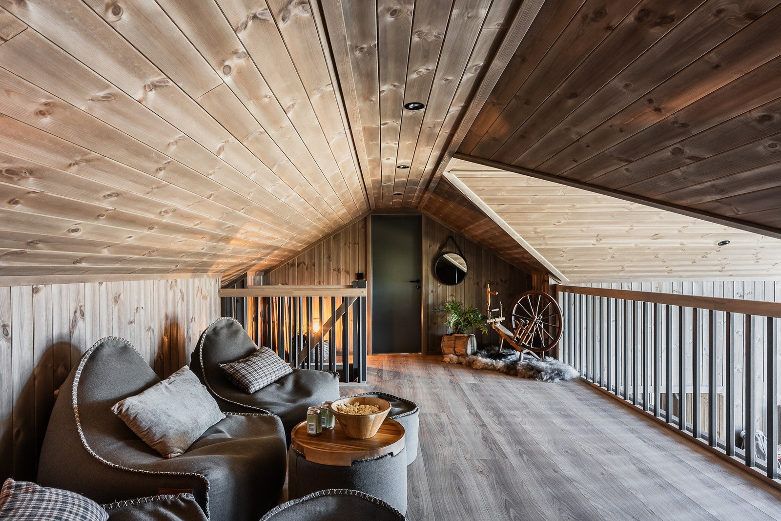 Her er det sengeplasser til flere, og plass nok til både overnattingsgjester og lek. Galleribilde