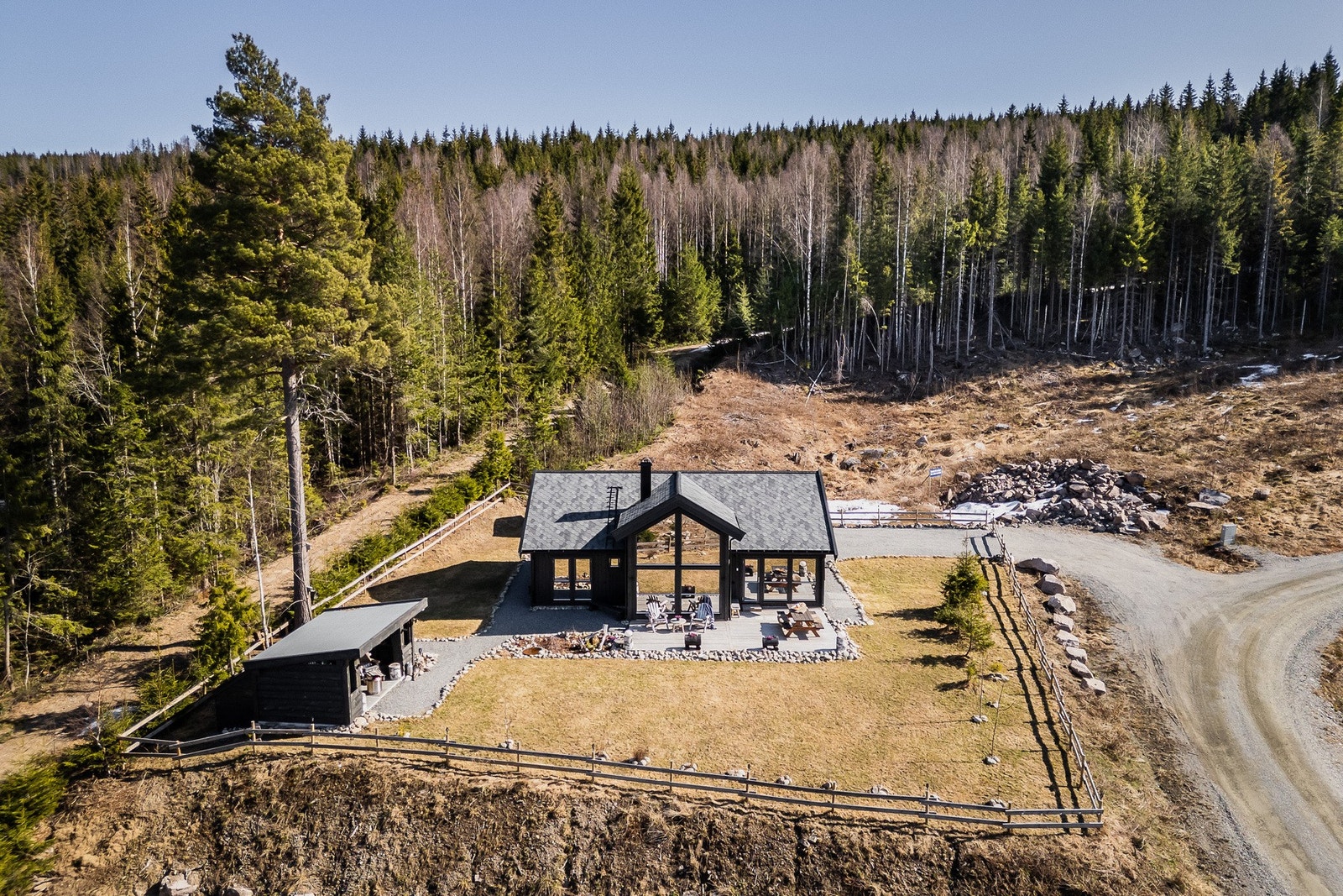 Store vindusflater gir fantastisk utsikt over Hurdalssjøen og åsene i vest. Galleribilde