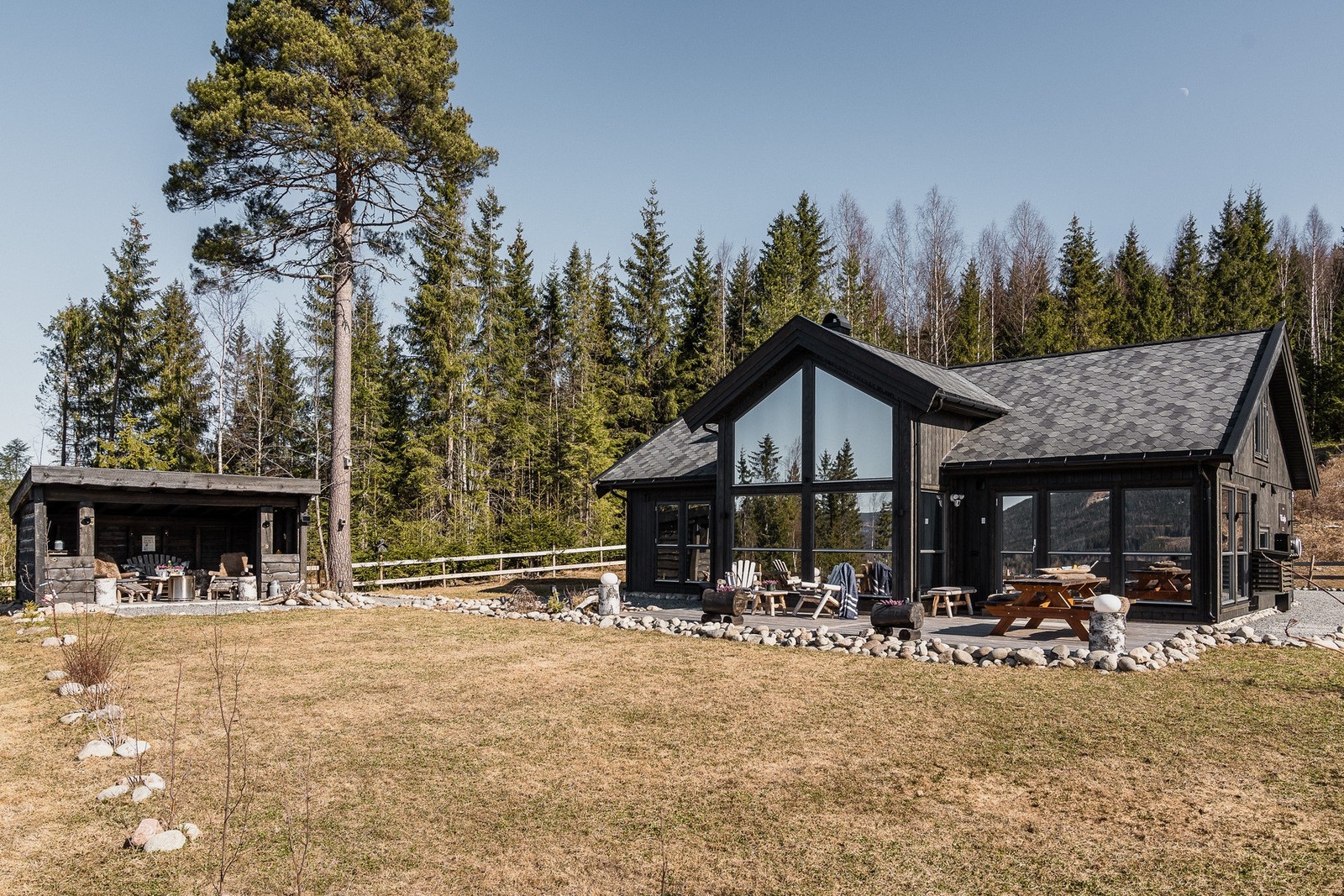 Solrikt med utsikt og tur-/?skiløyper rett utenfor døra. Galleribilde