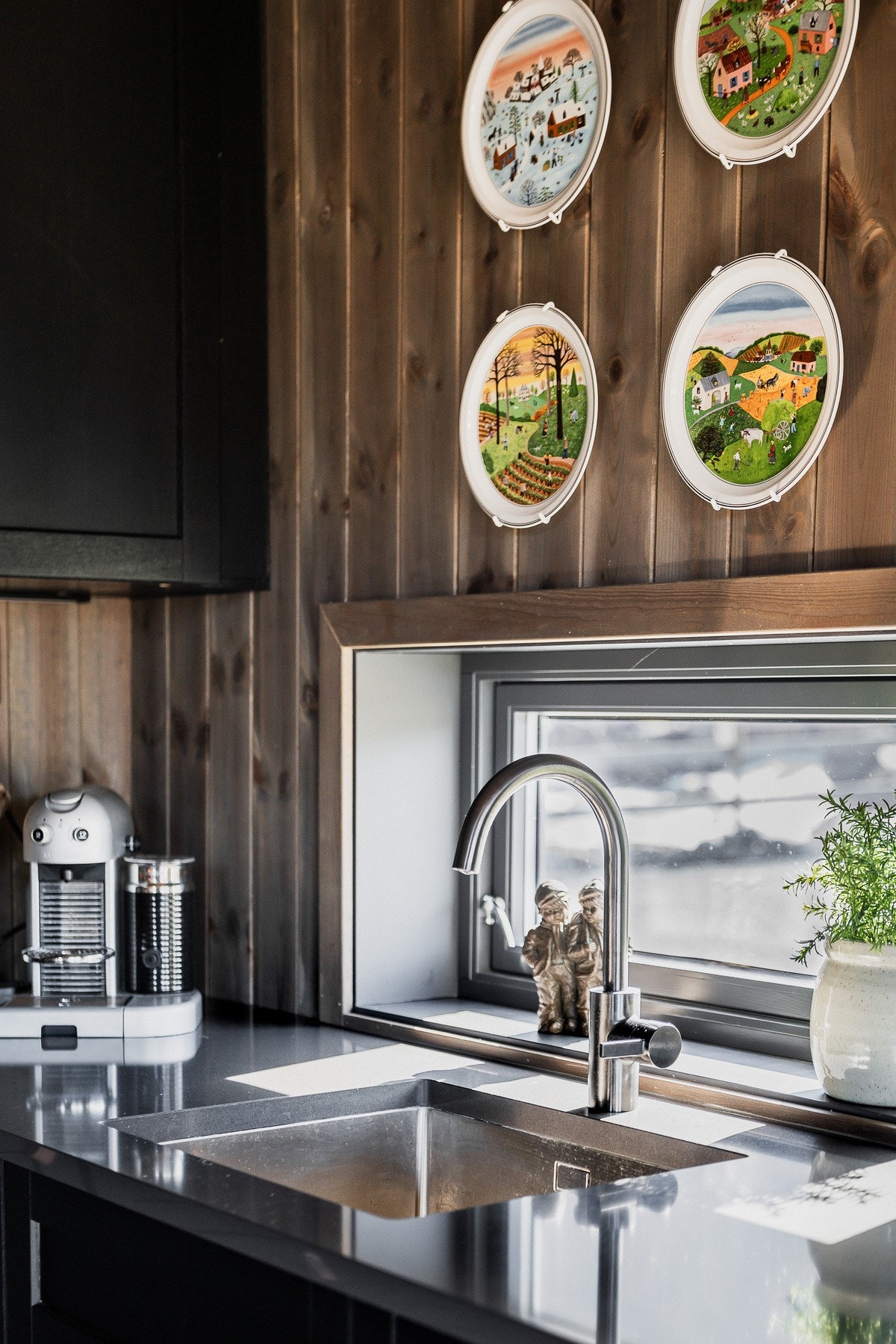 Steinbenkeplate med underlimt vask og integrerte hvitevarer gir en stilren helhet. Galleribilde