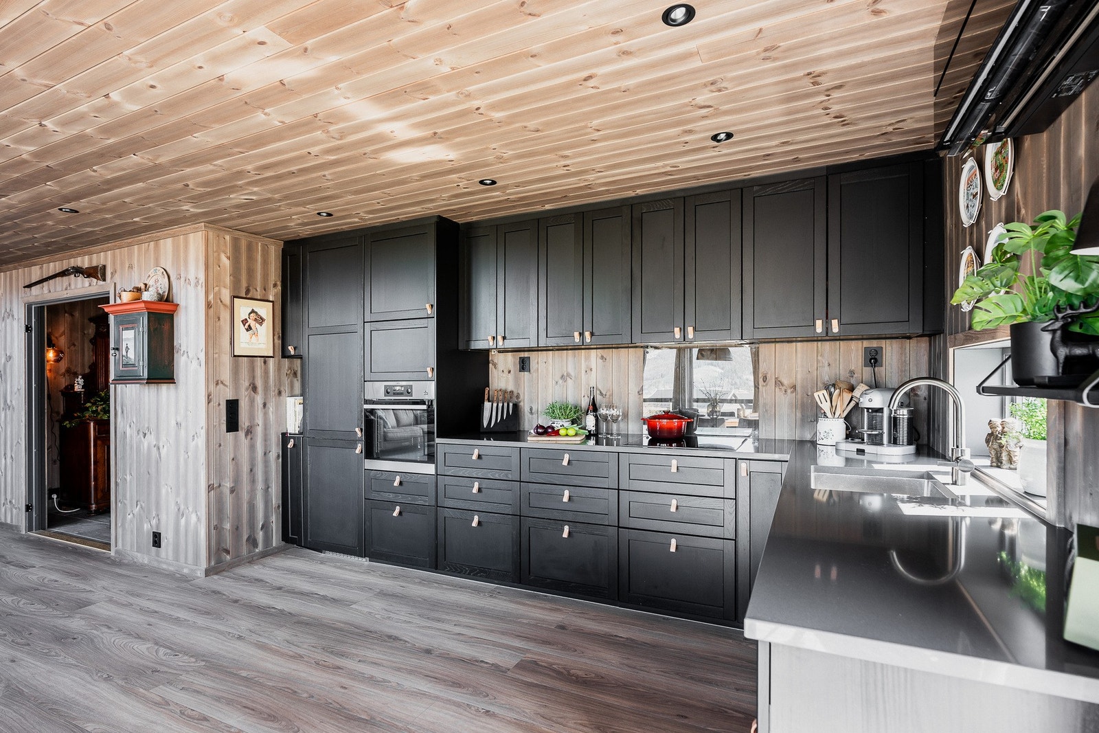 Kjøkkenet er fra IKEA, med ramme i heltre og fronter med innfelt finér. Galleribilde