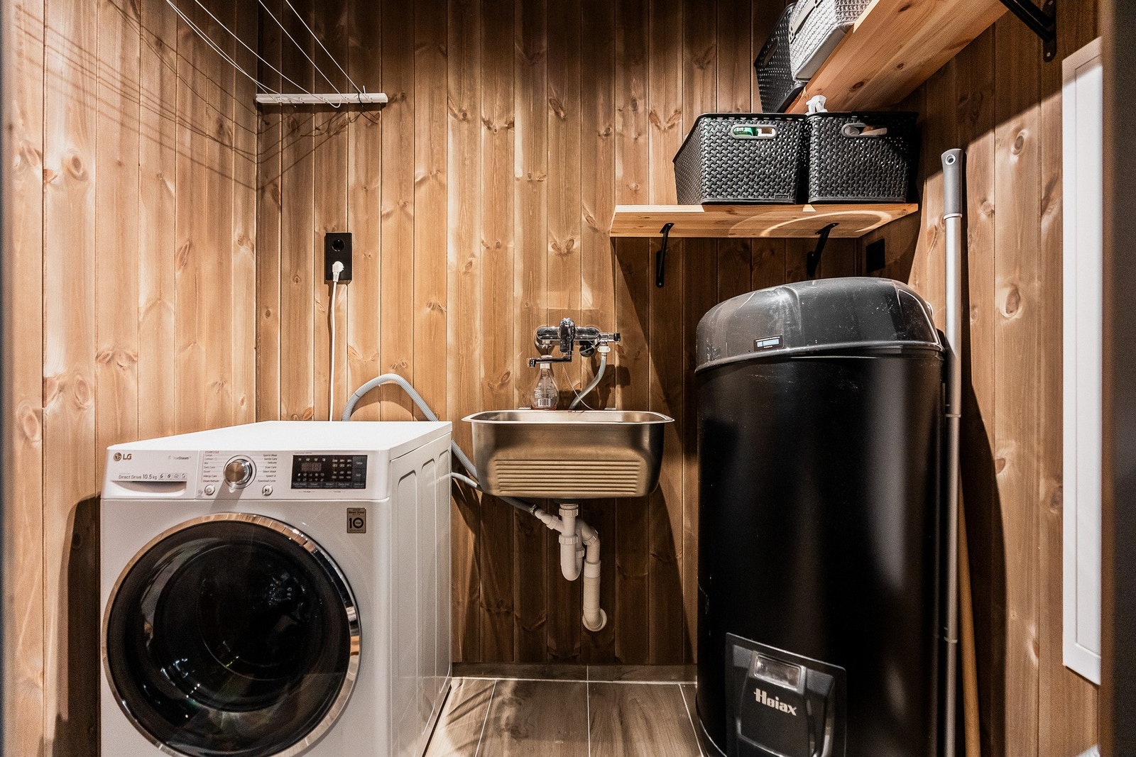 Eget vaskerom med naturlig avtrekk og god plass til vaskemaskin og tørketrommel. Galleribilde