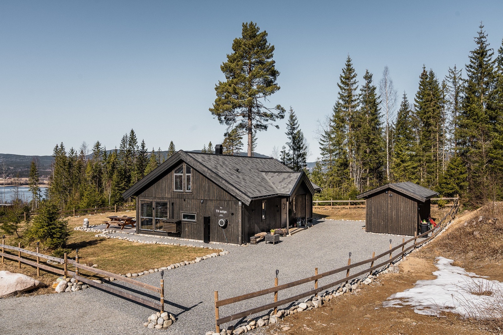 Eiendommen har flere biloppstillingsplasser. Galleribilde