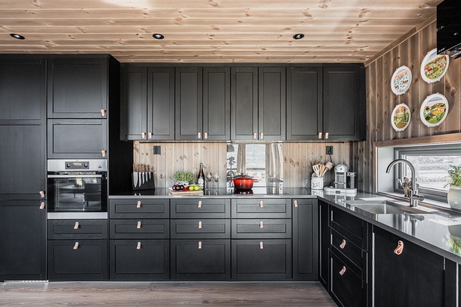 Rikelig med skap- og skuffeplass. Galleribilde