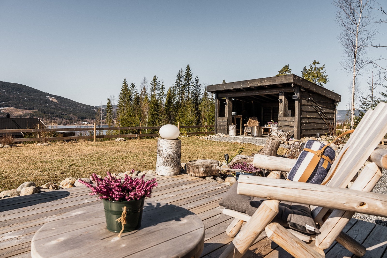 Kort vei til badeplass og jaktterreng, samt nærhet til Hurdal sentrum. Galleribilde