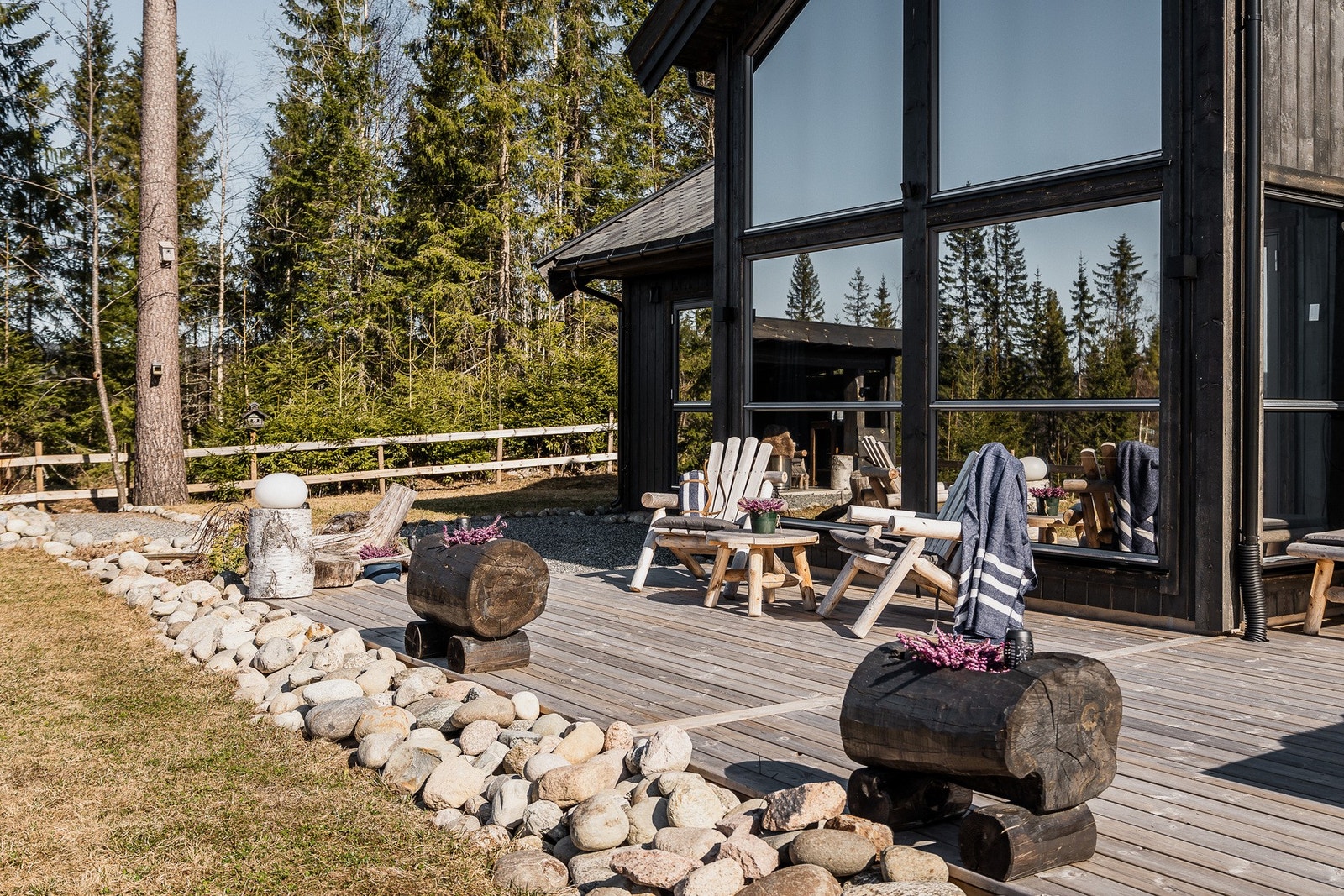 Fra stua går du rett ut på solrik terrasse. Galleribilde