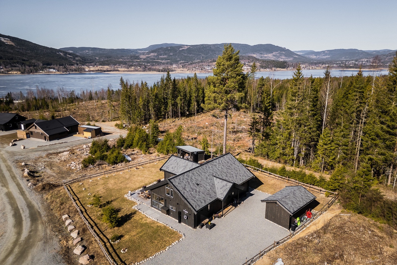 Kort vei til sjø, strand, jaktterreng og alpinanlegg. Galleribilde